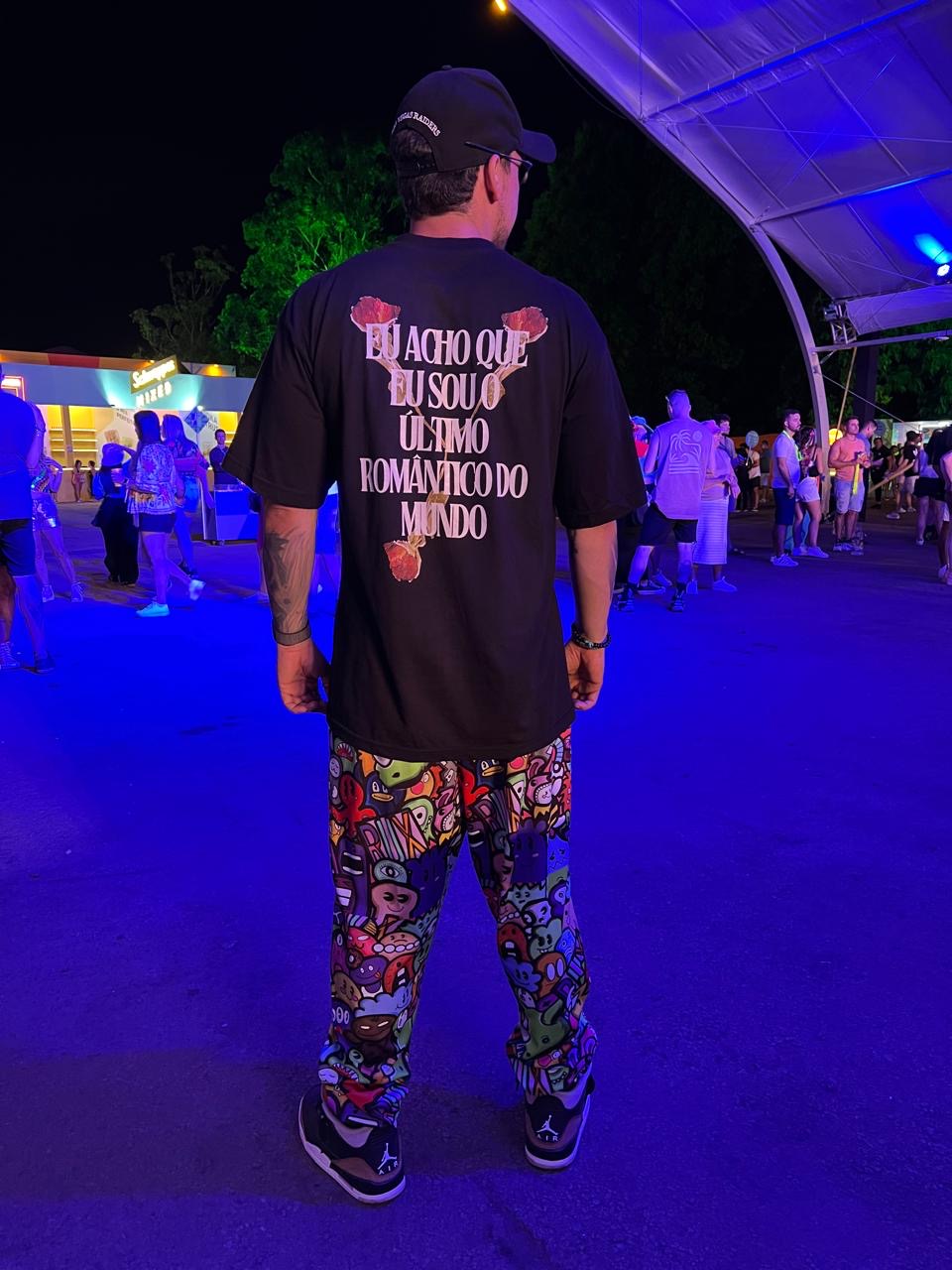 CAMISETA OVERSIZED “ROSAS VERMELHAS”