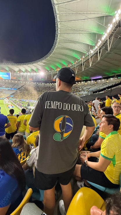 TEE OVERSIZED 'TEMPO DO OURO' - FRENTE E COSTAS